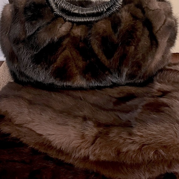 MINK STOLE PAIRED WITH MATCHING MINK HANDBAG 🌹 - Picture 3 of 17